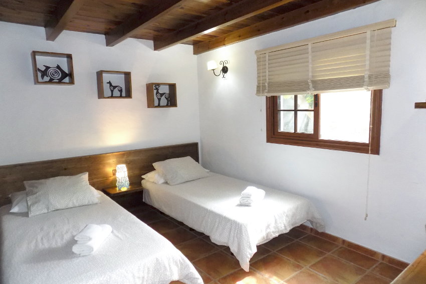Spanien - Kanarische Inseln - El Hierro - Frontera - Finca Arteaga - Schlafzimmer mit Einzelbetten, TV und Schreibtisch