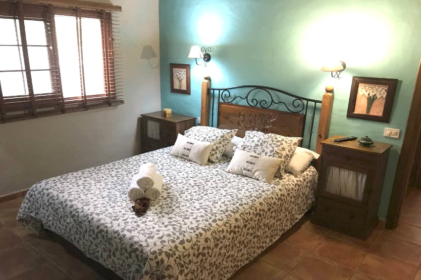 Spanien - Kanarische Inseln - El Hierro - Frontera - Finca Arteaga - Schlafzimmer mit Doppelbett, TV und Badezimmer en-suite