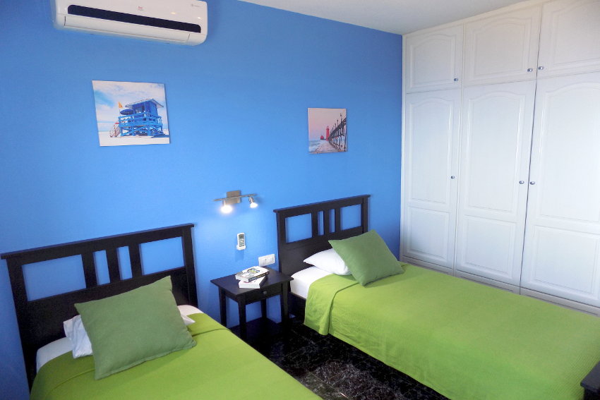 Spain - Canary Islands - La Palma - Tijarafe - Casa La Hoya - Bedroom with two single beds and air conditioner
