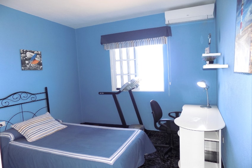 Spain - Canary Islands - La Palma - Tijarafe - Casa La Hoya - Bedroom with single bed, treadmill and air conditioner