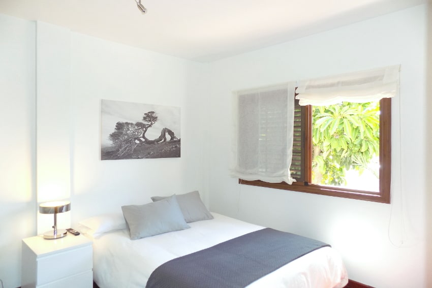 Spain - Canary Islands - El Hierro - Frontera - Villa Mocanes - Bedroom with double bed and SAT-TV