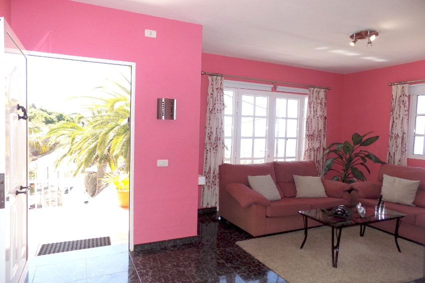 Spain - Canary Islands - La Palma - Tijarafe - Casa La Hoya - Living room with air conditioner, SAT-TV and direct access to the pool