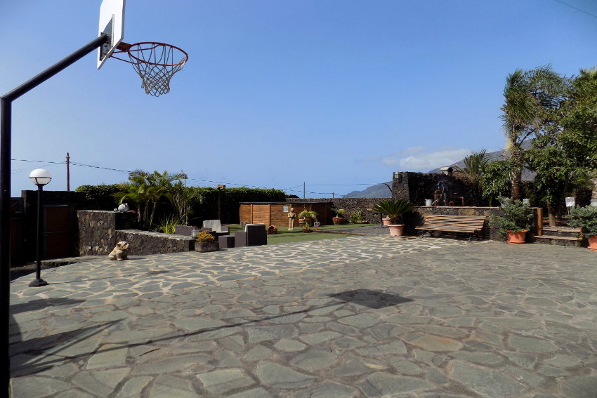 Spanien - Kanarische Inseln - El Hierro - Frontera - Finca Arteaga - Außenbereich mit Basketballkorb und seitlichem Meerblick